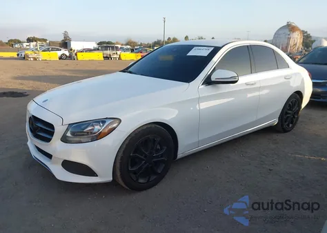 2016 Mercedes-Benz C 300 z USA, uszkodzony, nr VIN 55SWF4JB4GU127263